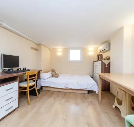 Риф Мини Студия Полуподвал Apartment *